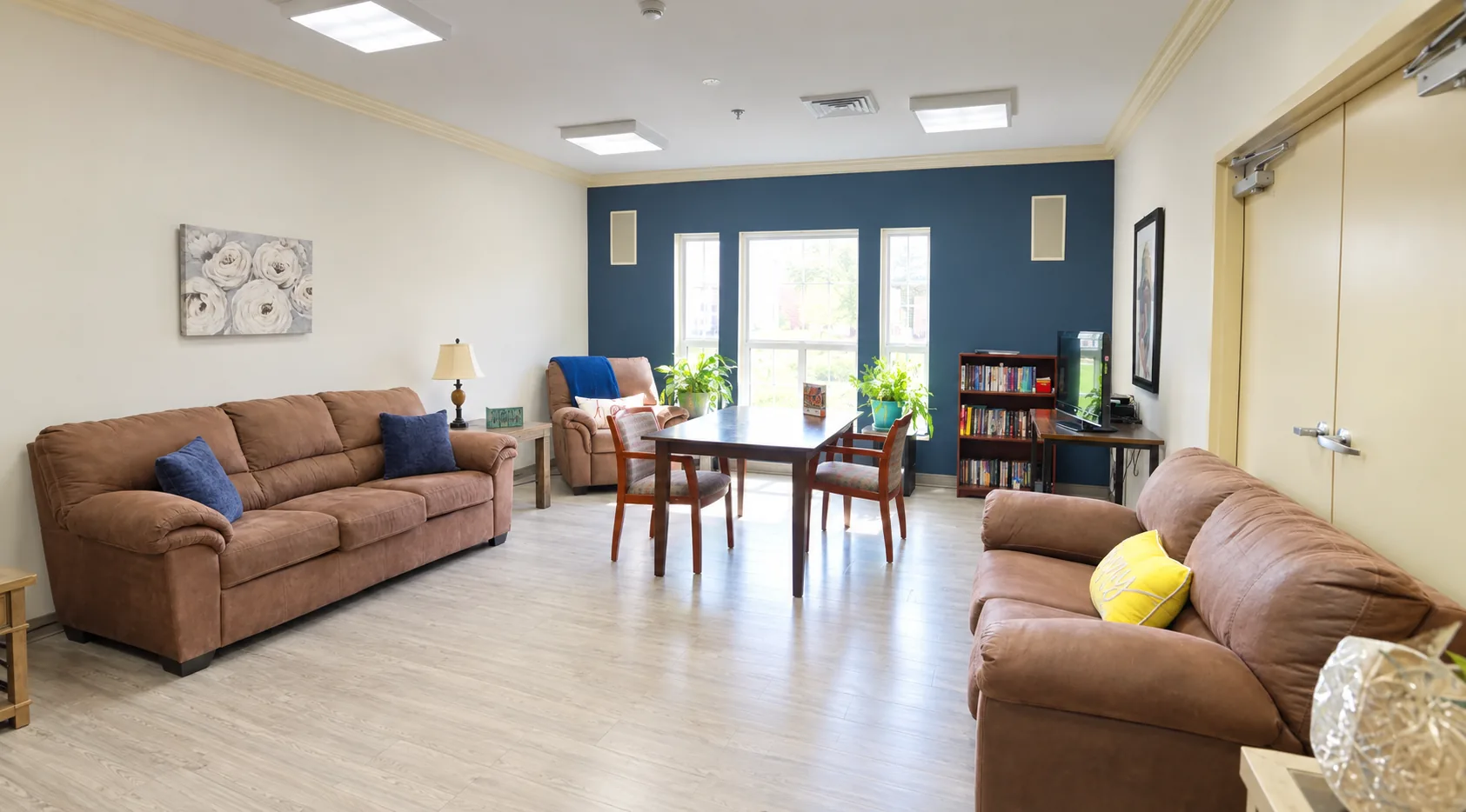 A bright, comfortable lounge at McCormick's Creek with sofas and a reading table
